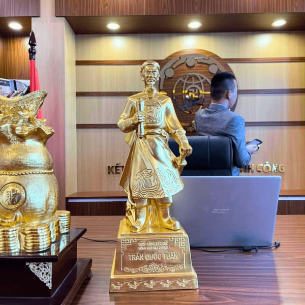 Tượng Trần Hưng Đạo