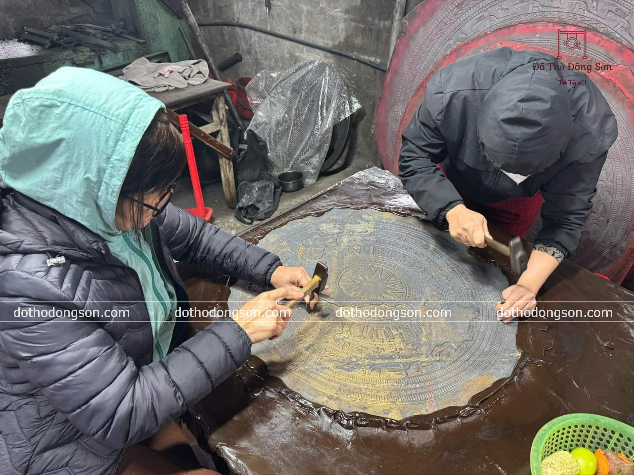 Trống đồng Đông Sơn hàng thủ công – Giá trị từ đôi tay nghệ nhân làng nghề